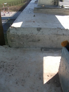 Structures settlement to the parapet due to poor compaction